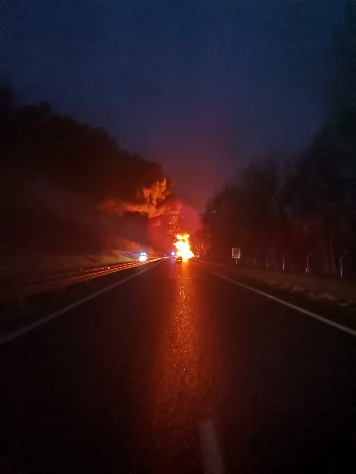 Un Poids Lourd Transportant Litres De Carburant En Feu Sur L