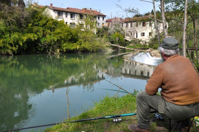 Un bel endroit ce pont d'Auriac pour pratiquer la pêche .. et le casse croûte