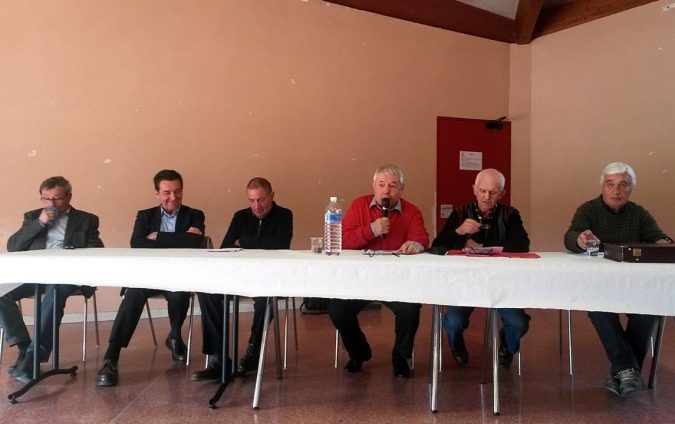 Les membres du bureau autour de leur président en présence de Bernard Bros maire de Carbonne et de Jean Cot