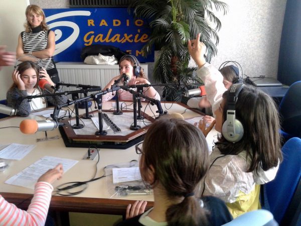 Karine Brun Vice-présidente de l’Agenda 21 et les Ecureuils Juniors de Lafitte Vigordane dans les studios de Radio Galaxie