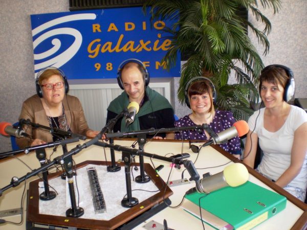 De gauche à droite : Cathy, François-Xavier, Marie et Fanny du Club Sésame de Lahage dans les studios de Radio Galaxie