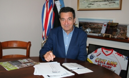 Le maire de Carbonne, Bernard Bros, affirme sa position sur l'accueil des réfugiés.