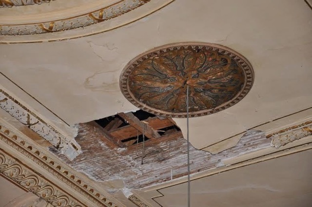 Le plafond du théâtre avant les travaux de restauration (Photo © Tian)