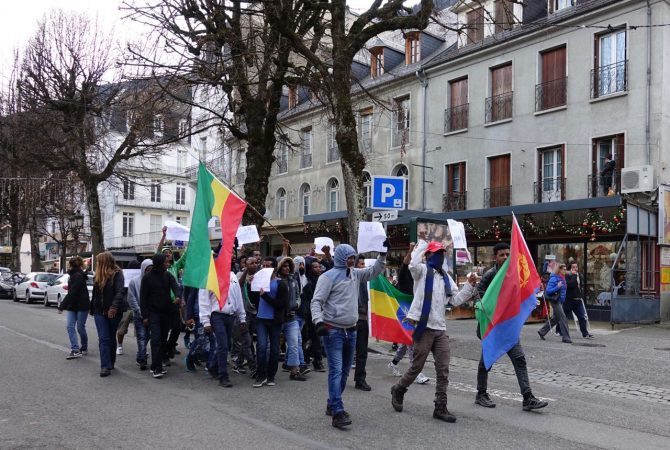 Les mineurs réfugiés à Luchon ont manifesté dans les rues de la ville (Photo © Tian)