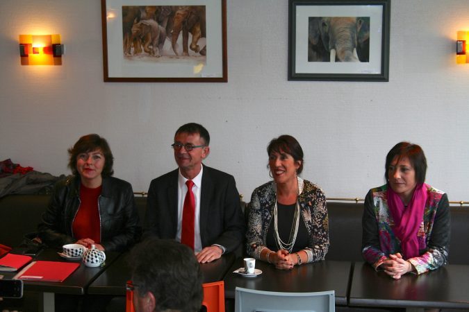 Le candidat Joël Aviragnet et sa suppléante Marie Claire Uchan entourés par les co-directrices de campagne Carole Delga et Laure Vigneaux