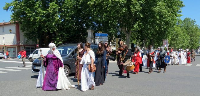 En procession dans les rues de Carbonne