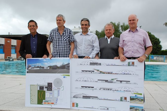 F Gelée, J Guillermin, J-Y Duclos, J-L Sanchez et E Heuillet vous présentent le projet de rénovation de la piscine devant le bassin extérieur