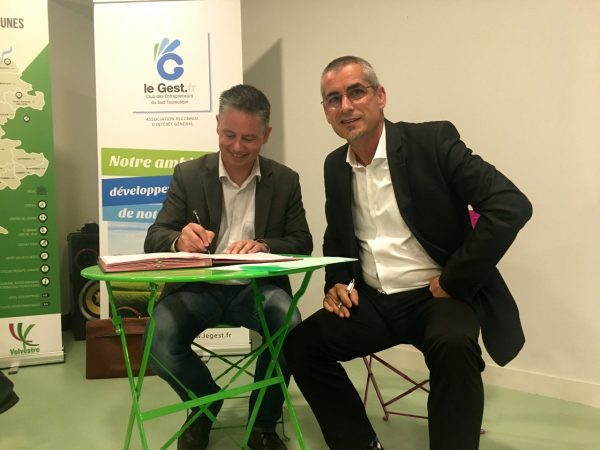 Denis Turrel président de la CCV et Sylvain Martin président du GEST signent la convention de partenariat
