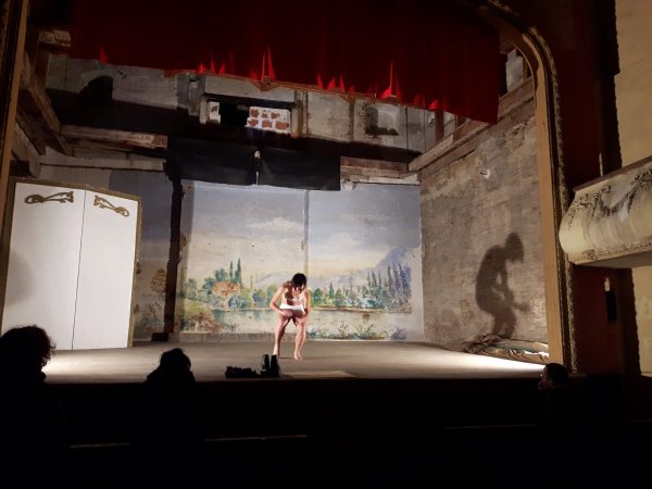 Angélica Ardiot sur la scène du théâtre à l'italienne à Rieux Volvestre