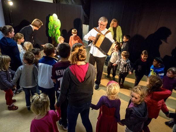 A l'accordéon Pierre Ricard entouré des enfants qui dansent