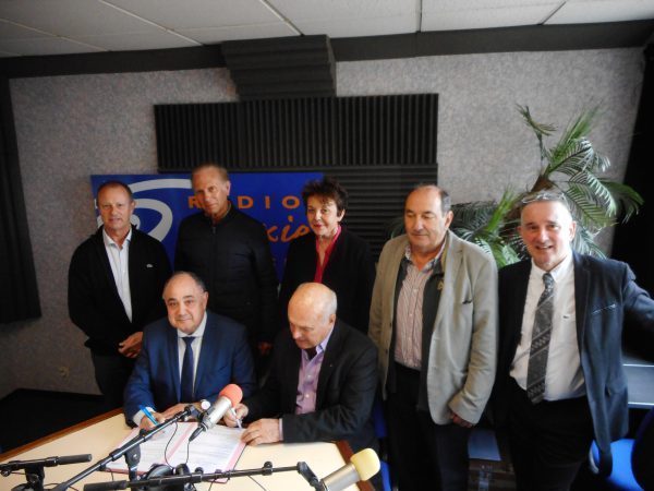 Serge PINA Directeur Délégué Région Occitanie - Andorre de ENGIE et Michel AUDOUBERT Président de Radio Galaxie signent la convention