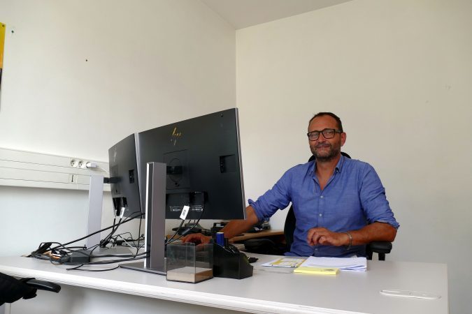 Ludovic Dandine à son bureau