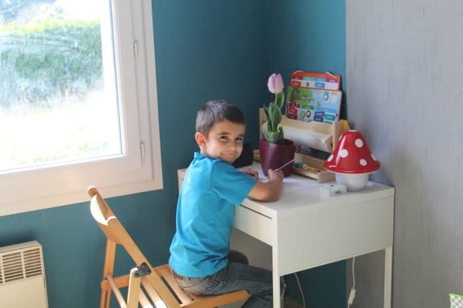 "Pour mon garçon de 5 ans, ce n'est pas la même histoire. Son institutrice envoie tous les jours du travail à faire mais comme il me le dit lui-même, "la maison c'est pas l'école""