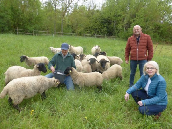 Vicky Vallier et Etienne Gasquet en compagnie de Marc Colmant et ses moutons