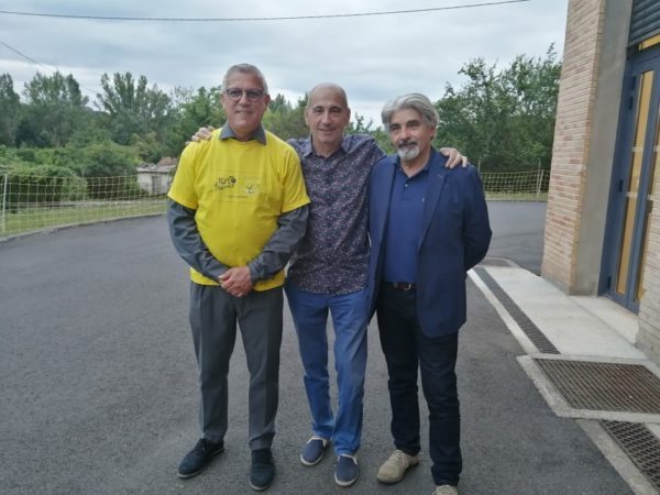 Michel Oliva entouré de Ahmed Hamadi (à gauche) et Pierre Lafranqui (à droite)