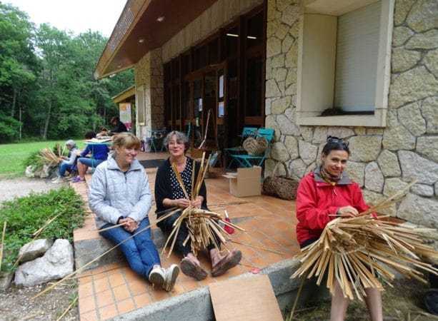 Les stagiaires apprennent à fabriquer un panier à la maison de l'arboretum de Cardeilhac