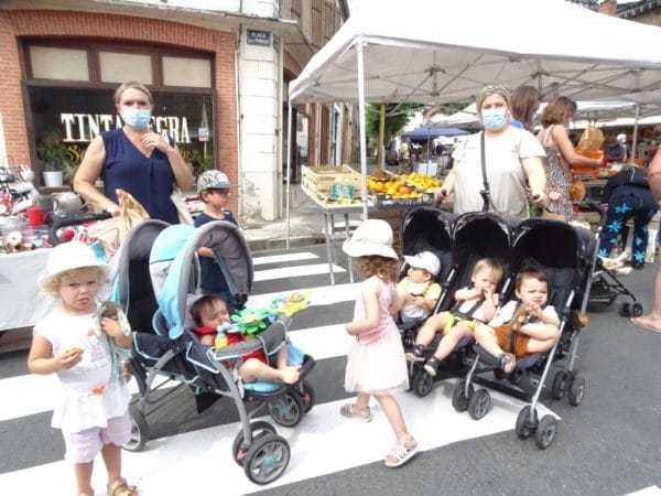 Tous les mercredis les petits de la Maison des Assistantes Maternelles de Boulogne se promènent au marché.