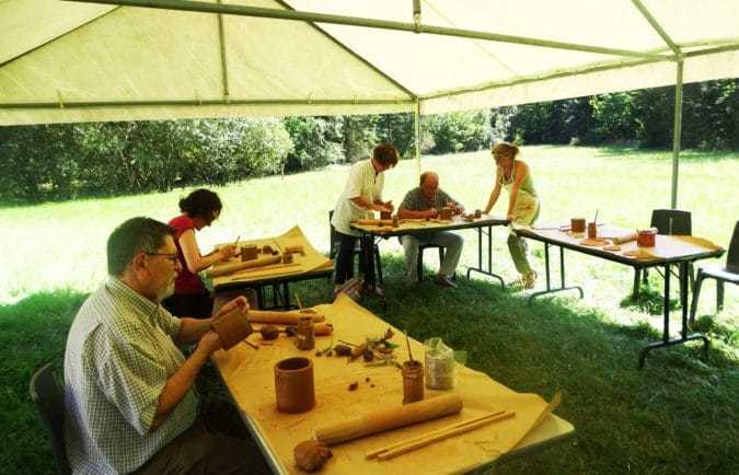 A l'atelier de poterie de l'arboretum de Cardeilhac, les stagiaires ont appris à modeler la terre avec Sandrine Sueres.