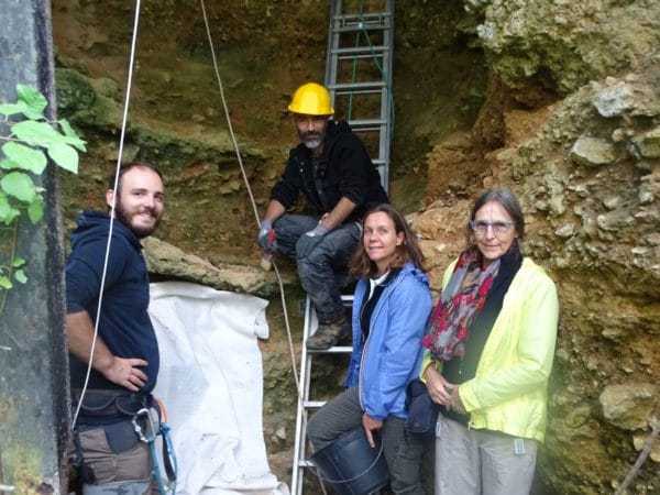 Hugo, Amélie (en bleu), Guillaume, Catherine, dans la grotte de Coupe Gorge à Montmaurin pour la 2ème phase de fouilles.