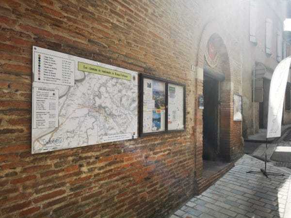 une carte générale des chemins est visible sur le mur de la mairie