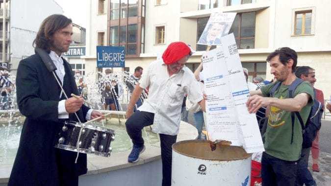 L'autodafé symbolique des avis d'imposition organisé par le Collectif Liberté Comminges devant la sous-préfecture de Saint Gaudens samedi 11 septembre.