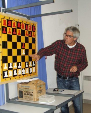 Le président de l'Echiquier de la Gesse propose des cours de perfectionnement du jeu d'échecs une fois par mois.