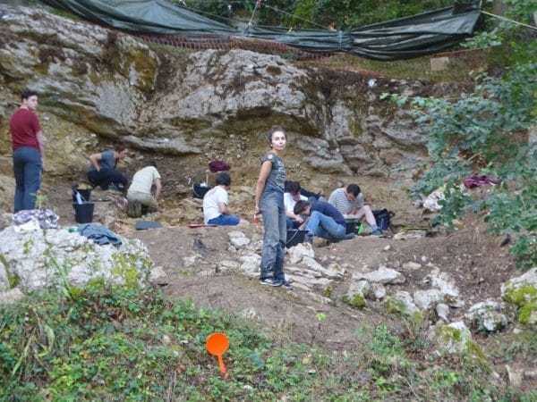 Les fouilles archéologiques sont en cours sur le site de l'abri préhistorique d'Aurignac.