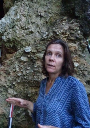 Amélie Vialet donnera une conférence au Café Préhistorique d'Aurignac le 21 octobre (photo dans la grotte de Coupe Gorge lors de la campagne de fouille à Montmaurin cet été.