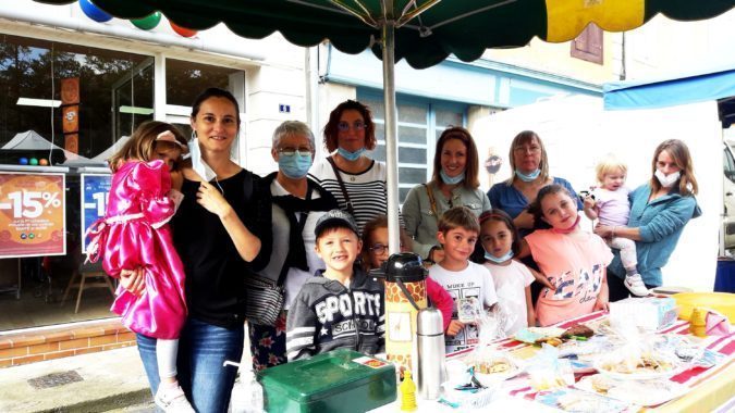 Pour aider l'école de Monbardon à emmener les enfants en voyage de fin d'année, les mamans ont confectionné des pâtisseries vendues sur le marché de Boulogne.