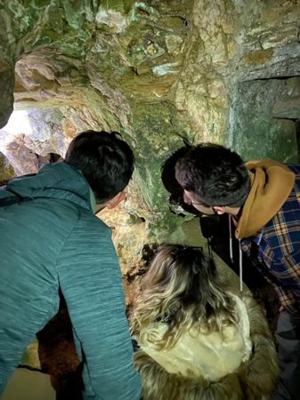 Au cours de leur excursion, des étudiants en master Préhistoire ont visité la grotte Boule à Montmaurin.