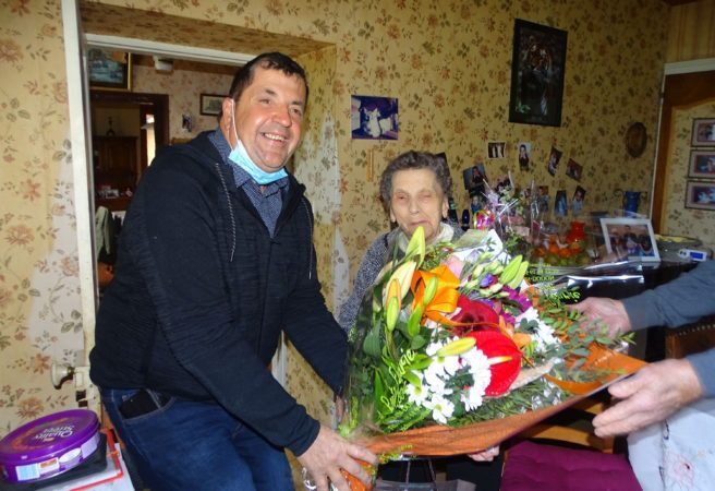 Jean Pierre Fortassin maire de Saint Pé Delbosc, offre de la part de la commune, un magnifique bouquet à Jeanne pour ses cent ans.