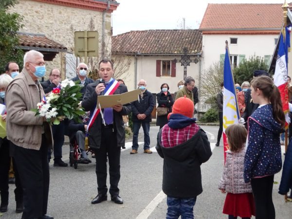 Le maire de Saint André entouré de la population lors de la cérémonie au monument aux Morts dimanche 21 novembre.