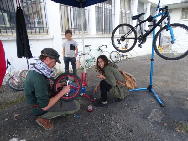 Lors de la journée festive de Court-Circuit à Castelnau, Thibaut a réparé gratuitement les vélos.
