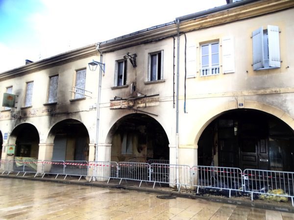 Sous les arcades face à la mairie, un incendie a ravagé le bar Le Central samedi soir 30 octobre.