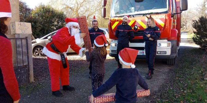 Le Père Noël distribue les cadeaux aux enfants des pompiers à Aurignac.