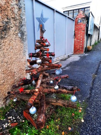 Les habitants de Blajan décorent le village pour Noël selon leur inspiration (ici devant l'école).