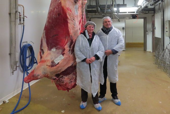 Mr et Mme Duprat posent devant la carcasse exceptionnelle de leur vache à l'abattoir de Saint Gaudens, un record de poids avec 849 kg.