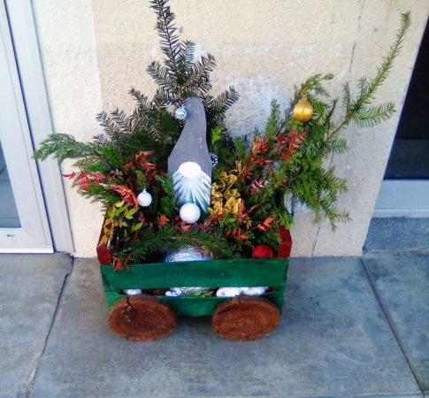 Pour Noël les Blajanais ont été invités à décorer les abords de leur maison avec des bricolages homemade, ici les chariots de Chantal.