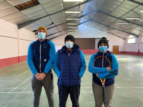 Cédric, Jean Baptiste et Lucie animent des ateliers tennis à l'école de Cassagnabère.