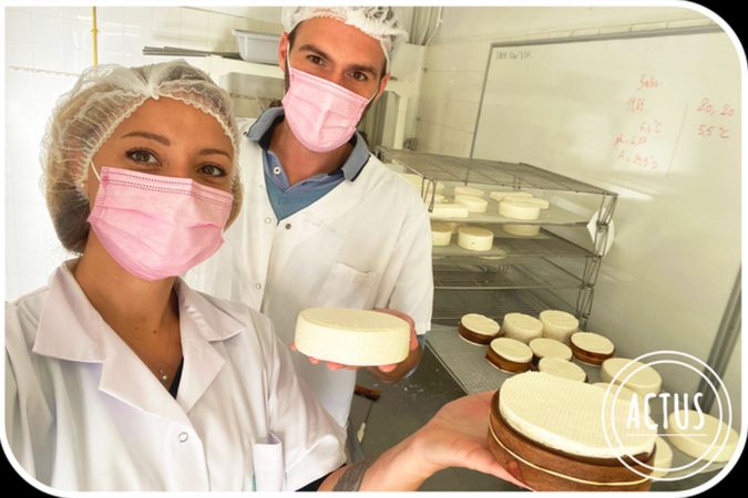La fromagerie des Hounts prévoit d'enrichir sa production avec la création de fromages de chèvre à pâte molle pour cette année (en photo Amandine et Romuald).