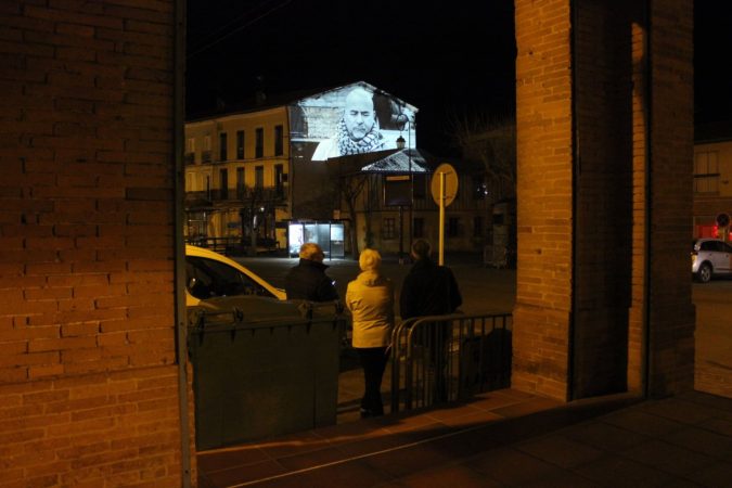 Des portraits de L'Islois sur les façades des maisons, un projet soutenu par Pronomade(s) réalisé par la Compagnie Sputnik.