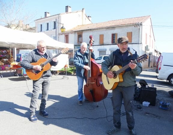 Denis, Claude et Thierry, 3 copains musiciens, ont joué pour les chalands du marché de Boulogne mercredi matin 23 mars.