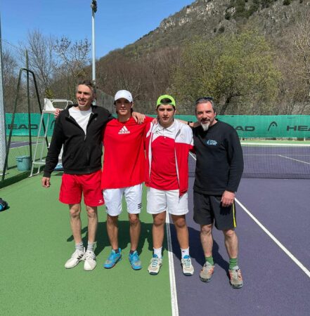 Le weekend dernier, une moisson de victoires pour les équipes Hommes et Femmes du Tennis Magnoac Club (ici Cyril, Maël, Jimmy, José).