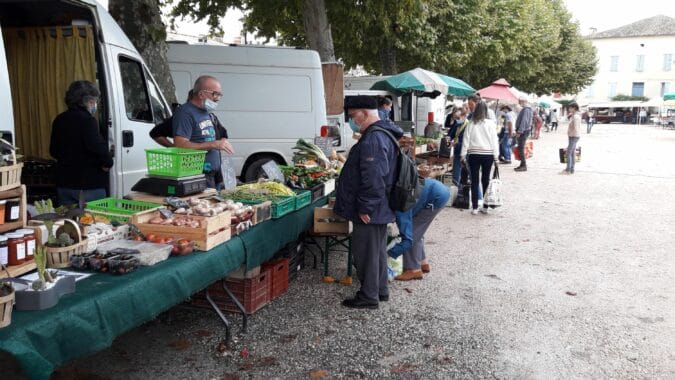 Les commerçants utilisant l'espace public seront exonérés de taxe à Aurignac (ici le marché).