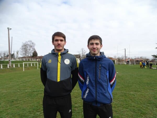 Les jeunes coachs de l'Ecole de foot Save Gesse (ici Killian et Alexandre) ont terminé leur formation U 13 samedi 5 mars sur le stade Charles Suran de Boulogne.