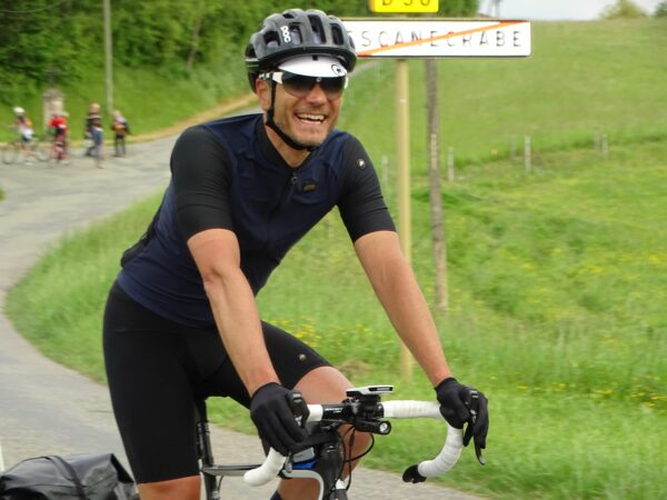 Anthony termine avec un grand sourire à Escanecrabe son périple à vélo, hommage à son ami Sebastien décédé d'un glioblastome.