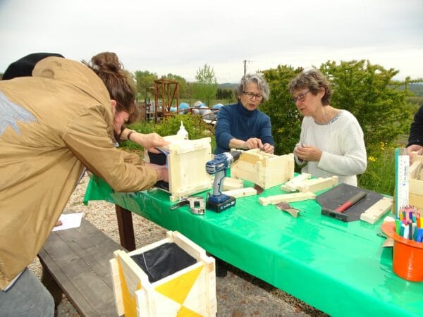 Apprendre à fabriquer une jardinière avec des matériaux de récupération, c'était le thème de l'atelier créatif organisé par Artstock Blajan.