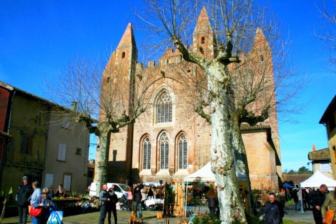 Autour de l'église et dans le vieux centre bourg de Simorre (32), le marché aux fleurs et aux plantes a exposé ses stands dimanche 10 avril, pour le bonheur des jardiniers.