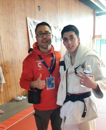 Belle prestation de Luca, du Torii Judo Club, à Cahors, même s'il ne sort pas de poule (à g le coach Cédric Casbas).