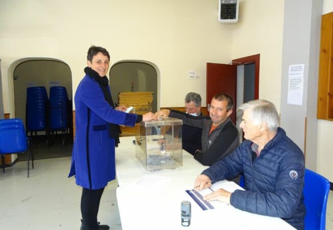 Dimanche matin à l'ouverture du bureau de vote de Péguilhan-Lunax, Céline Laurenties, maire du village, conseillère départementale, a glissé son bulletin dans l'urne.